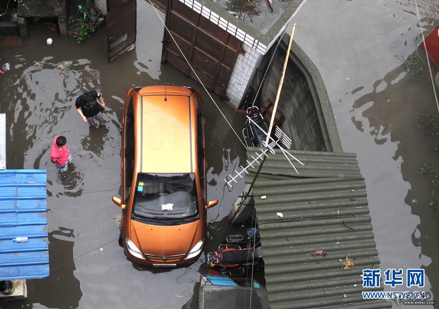 成都暴雨内城“看海”居民困＂泽国＂ 