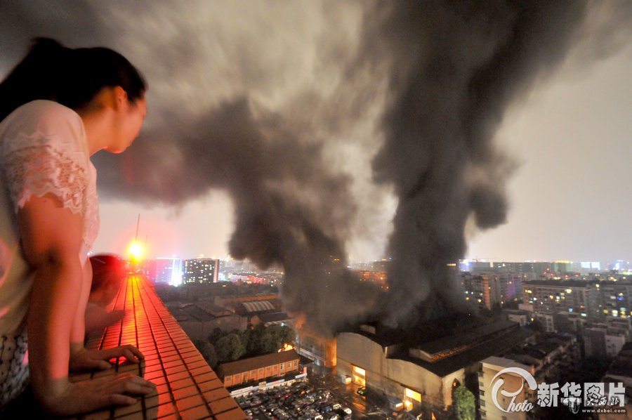 成都二手车市场大火 浓烟遮住半边天