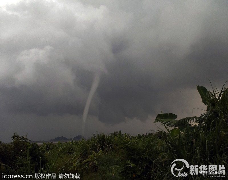 广东珠海惊现罕见“龙吸水”震撼场面 巨流水柱似漏斗