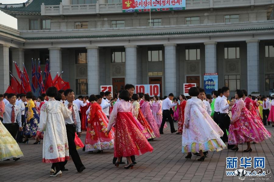 朝鲜青年学生举行舞会庆祝劳动党建党69周年