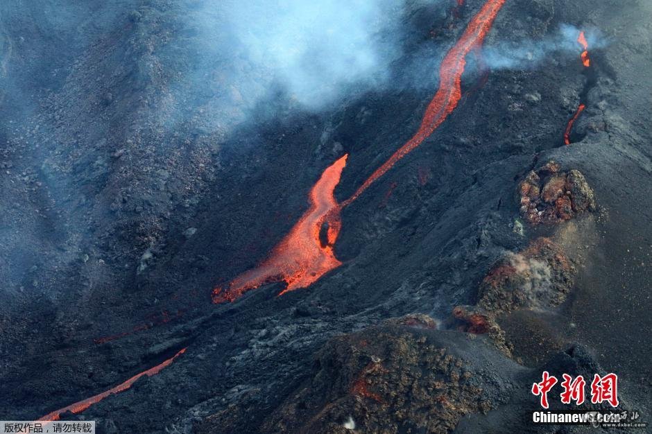 法国富尔奈斯火山喷发