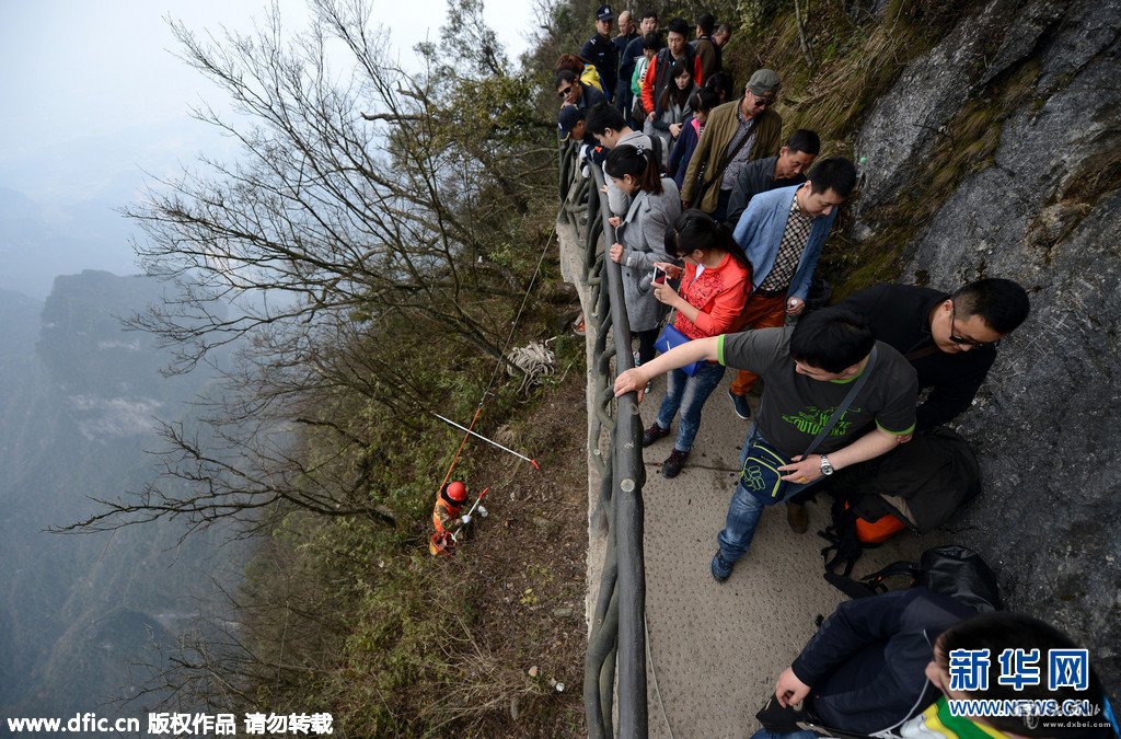 张家界环卫工悬崖上捡垃圾