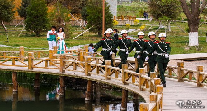  张掖森警为湿地旅游保驾护航