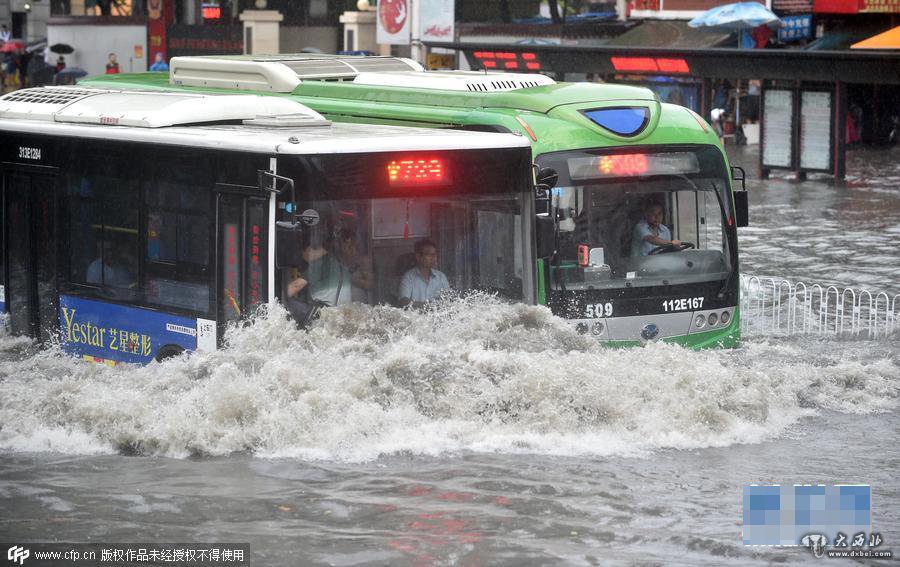 武汉城区遭暴雨侵袭变“汪洋” 汽车浸水变成“船”