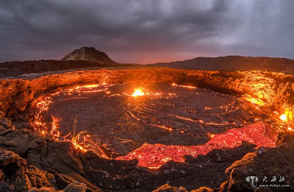 埃塞俄比亚百年火山湖喷射上千度高温岩浆