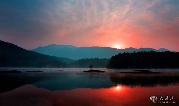 雨后黄山奇墅湖现平流雾美景