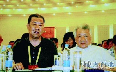 ２０１０年６月在无锡第十三届世界易学大会上与山东大学教授刘大钧在一起
