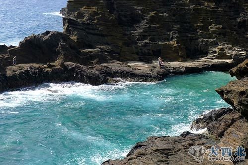 海浪不断拍打岩石