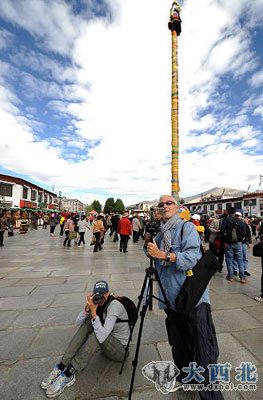 6月8日，外国游客在大昭寺前拍摄。新华社记者 觉果 摄