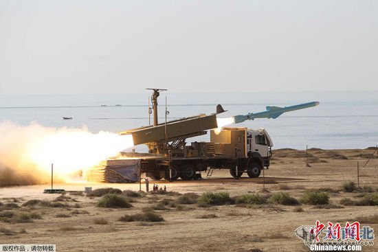 1月2日，伊朗海军在伊朗南部霍尔木兹海峡附近试射一枚导弹。