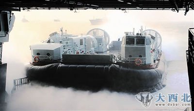 中国海军气垫艇进入坞舱。