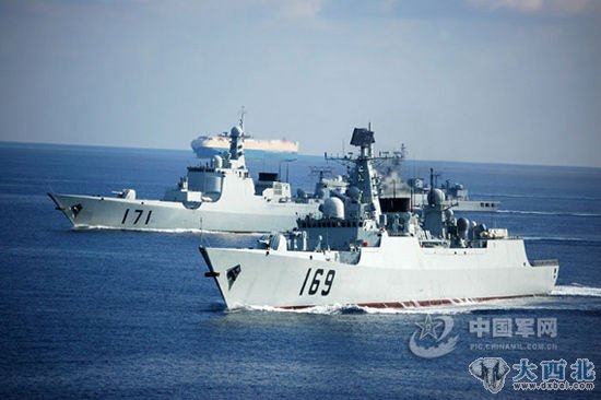资料图：中国海军169与171舰执行护航任务
