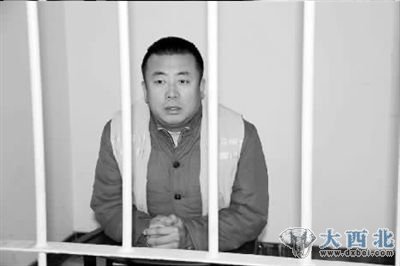 1月10日，吉思光被黑龙江省齐齐哈尔市铁锋区检察院批准逮捕。演得再好，冰冷的手铐终究还是戴在了他的手上。张洪波/摄