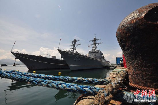 　2011年6月29日停泊在菲律宾港口准备参加美菲联合演习的美国海军“钟云”号导弹驱逐舰、“霍华德”号导弹驱逐舰。