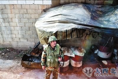 1月16日，一名叙利亚士兵在霍姆斯街头执勤。当天，来自英国、捷克、中国等国记者组成的报道团在叙利亚新闻局的带领下，再次进入霍姆斯采访。新华社发