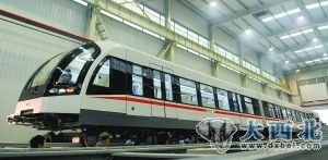 1月20日，一列中低速磁浮列车在中国南车株洲电力机车有限公司内下线。新华社发 