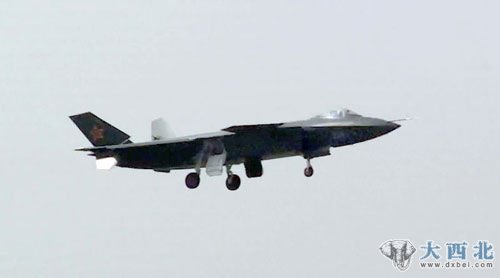 资料图：一些外媒对中国新武器试验“幸运日”的分析和猜测，纯属捕风捉影，牵强附会。图为2011年1月11日，中国的首架隐形战机原型机J-20首次亮相。