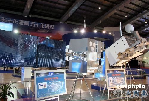 资料图：中国新一代气象卫星“风云三号”、“风云四号”模型亮相珠海航展。