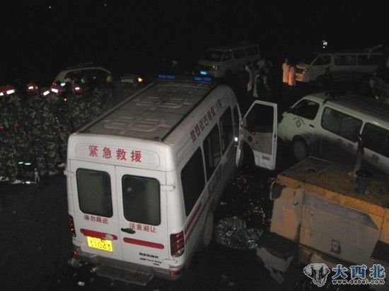2月3日晚，救援车辆停在发生瓦斯爆炸的钓鱼台煤矿井口外。新华社发