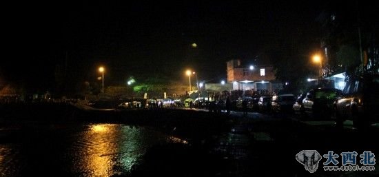 2月3日晚，发生瓦斯爆炸的钓鱼台煤矿外停满了参与救援的各种车辆。新华社发