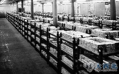 据《每日邮报》3日报道，在英格兰银行位于伦敦的地下金库中，4600吨、目前市值1560亿英镑(约15522亿元人民币)的金条正躺在这儿。