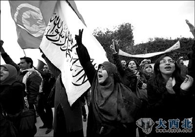 2月4日，民众聚集在叙利亚驻突尼斯大使馆门前抗议。 图/东方IC