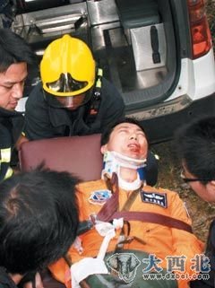受伤飞行员被送往医院急救。（图片来源：台湾《联合报》）