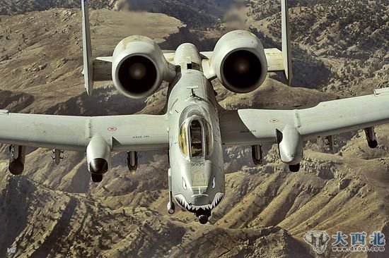 在美国空军削减计划中被砍最多的是A-10战机。图为美军装备的最新改进型A-10C攻击机