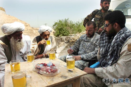 资料图：2007年美国陆军特种部队指挥官与阿富汗一座村庄的长老交谈。