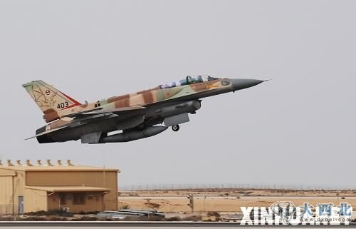 资料图：一架F-16I战斗机在以色列南部内盖夫沙漠地区的拉蒙空军基地起飞。