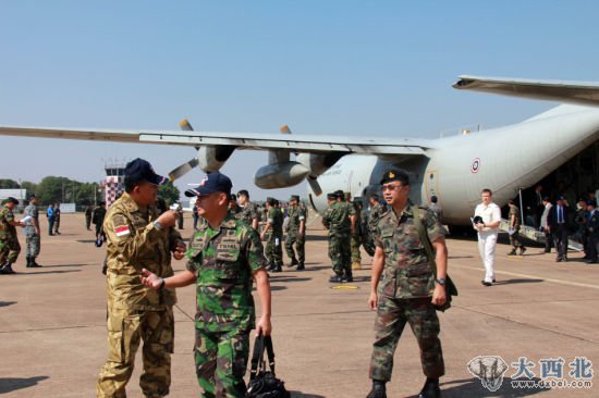 参加演习的军人抵达呵叻府的一座空军军事基地。新华社记者 杨定都摄 