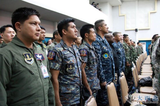 军事人员代表出席“金色眼镜蛇”演习开幕式。新华社记者 杨定都摄