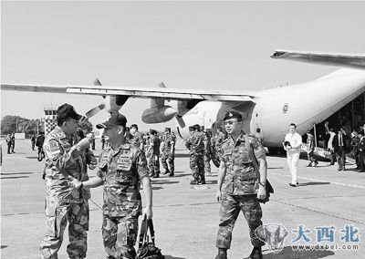 　　参加演习的军人抵达呵叻府的一座空军军事基地。新华社记者杨定都摄