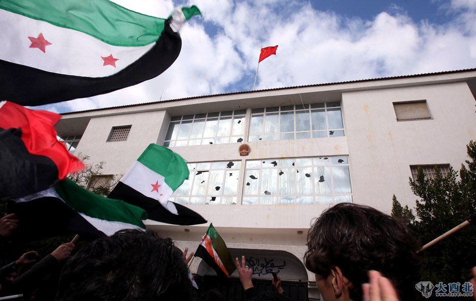 当地时间2月6日，利比亚的黎波里，一批叙利亚和利比亚的民众，聚集在中国驻利比亚首都的黎波里的大使馆外，抗议中国否决安理会关于要求叙利亚总统巴沙尔下台的决议案。