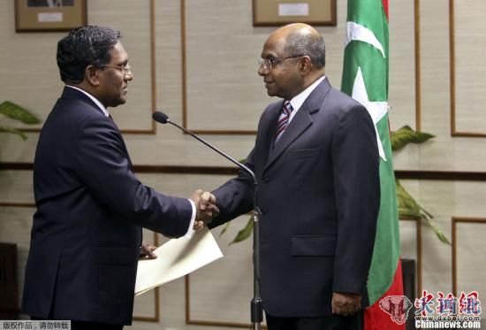 　当地时间2月7日下午，马尔代夫副总统瓦希德·哈桑（Mohammed Waheed Hassan）宣誓就任总统后，与议会发言人阿卜杜拉·沙希德（Abdulla Shahid）握手。