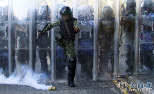 数千名支持前总统纳希德的民众与军警部队在马累爆发冲突，警方动用催泪弹迫使示威人群撤离。