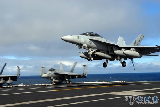 资料图：美国海军F-18“大黄蜂”战机准备在航母上着陆