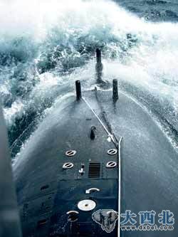 　　资料图：中国海军新型潜艇(来源：解放军画报 代宗锋摄)