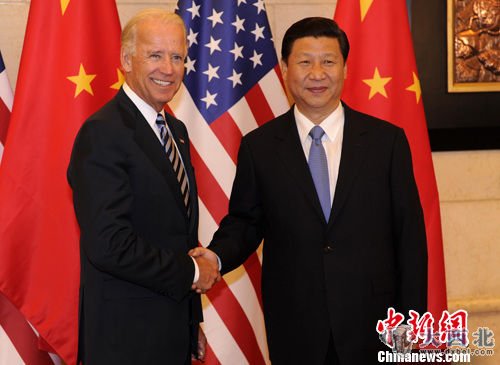 资料图：2011年8月19日，中国国家副主席习近平与美国副总统拜登在北京饭店出席中美企业家座谈会。中新社发 廖攀 摄