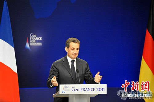 作为2011年二十国集团峰会(G20)东道主法国总统萨科齐4日向新闻界介绍戛纳峰会首日的情况。他坦承，征收金融交易税的构想遭到部分国家的反对，峰会尚未就此达成共识。中新社发 龙剑武 摄