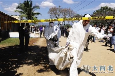 15日，洪都拉斯科马亚瓜，工作人员在搬运遇难囚犯的尸体。