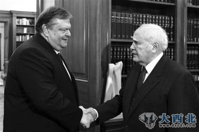15日，希腊财长韦尼泽洛斯（左）与总统帕普利亚斯握手。