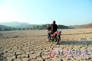 石林县新坝水库已经完全干枯，村民可以骑摩托车穿越库区。记者乔军伟 摄 