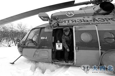 20日，俄罗斯堪察加半岛，大选工作人员乘直升机到边远地区组织投票。俄罗斯总统选举定于3月4日开始，但在一些边远地区已经提前进行。