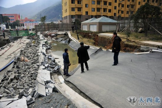 2012年2月21日，浙江温岭，城西街道的康庭佳园一地面发生沉降，落差近一米。目前，有怀疑称是隔壁工地施工所致。