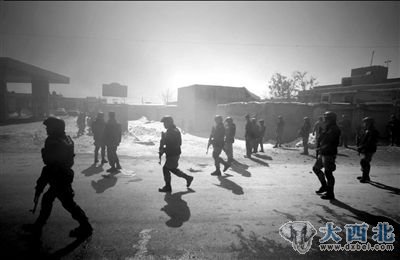 2月22日，在阿富汗喀布尔，警察在民众集会时警戒。新华社发