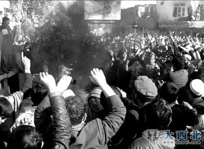 2月22日，在阿富汗东部城市贾拉拉巴德，抗议者参加集会。新华社发