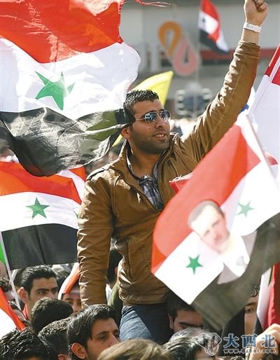 26日，叙利亚，对新宪法草案投票后，民众庆祝。