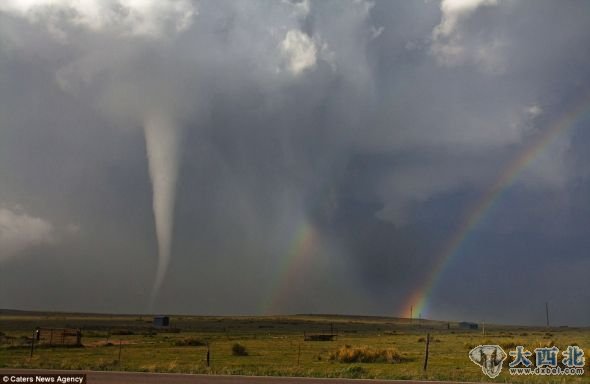 罕见时刻：龙卷风肆虐天空时，多数美国科罗拉多州居民都会关好门窗。但狂热的追逐者看到了彩虹邂逅龙卷风的罕见画面