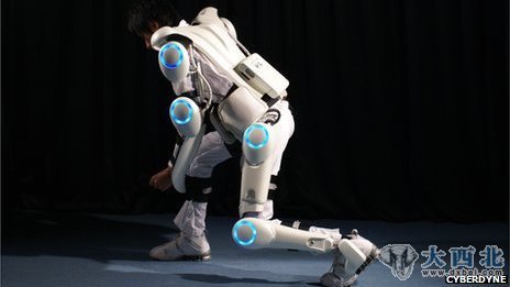 由日本Cyberdyne公司研制的“Hal”服装可以通过大脑控制，让失去行动功能的人恢复运动能力。